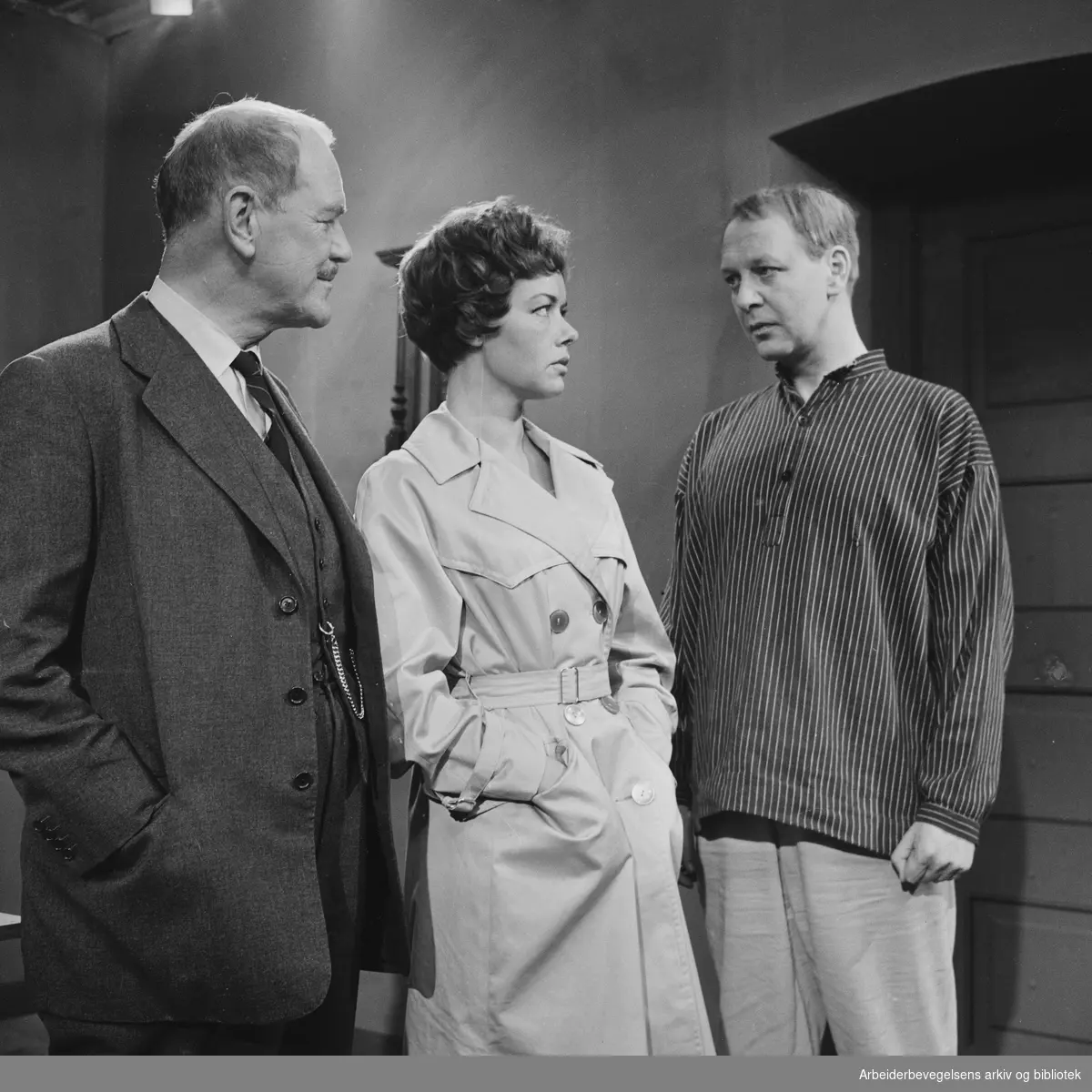 Fjernsynsteatret viser Nils Collett Vogts stykke, Fangen. Fra venstre Tore Foss, Urda Arneberg og Arne Lie. Sendt 1. Juni 1961