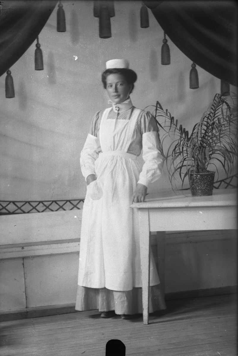 Portrett av kvinne i sjukepleieruniform