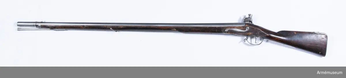 Grupp E II.
Kal. 20 mm. Flintlåsgevär, sannolikt reparationsmodell från 1700-t slut. Huvudsakligen delar från m/1725. Laddstock av järn. Varhaken saknas. Pipan tillverkad i Örebro. Märkt med en understruken etta och "13" därunder och "36".
