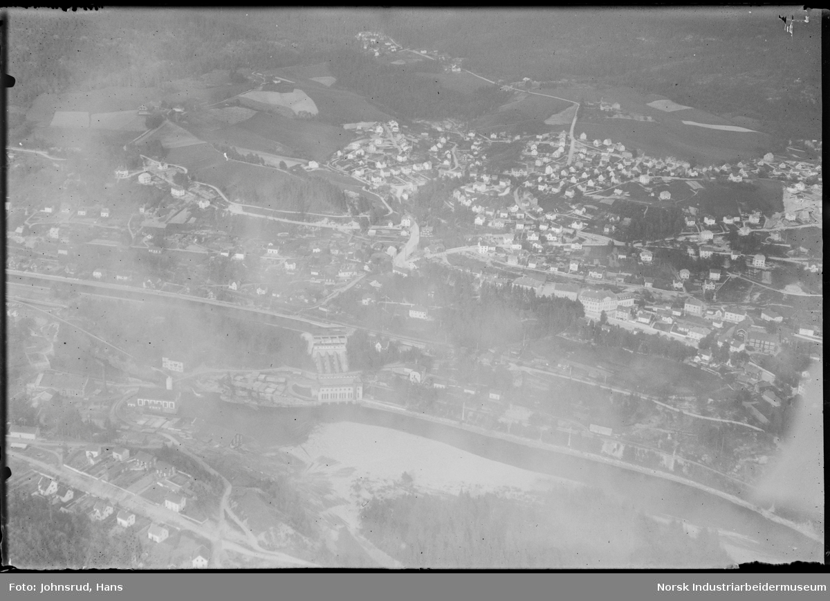 Flyfoto over Tinfos området, Notodden sentrum og bebyggelse rundt Tinfos.