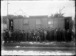 En gruppe jernbanearbeidere fotografert foran et elektrisk l