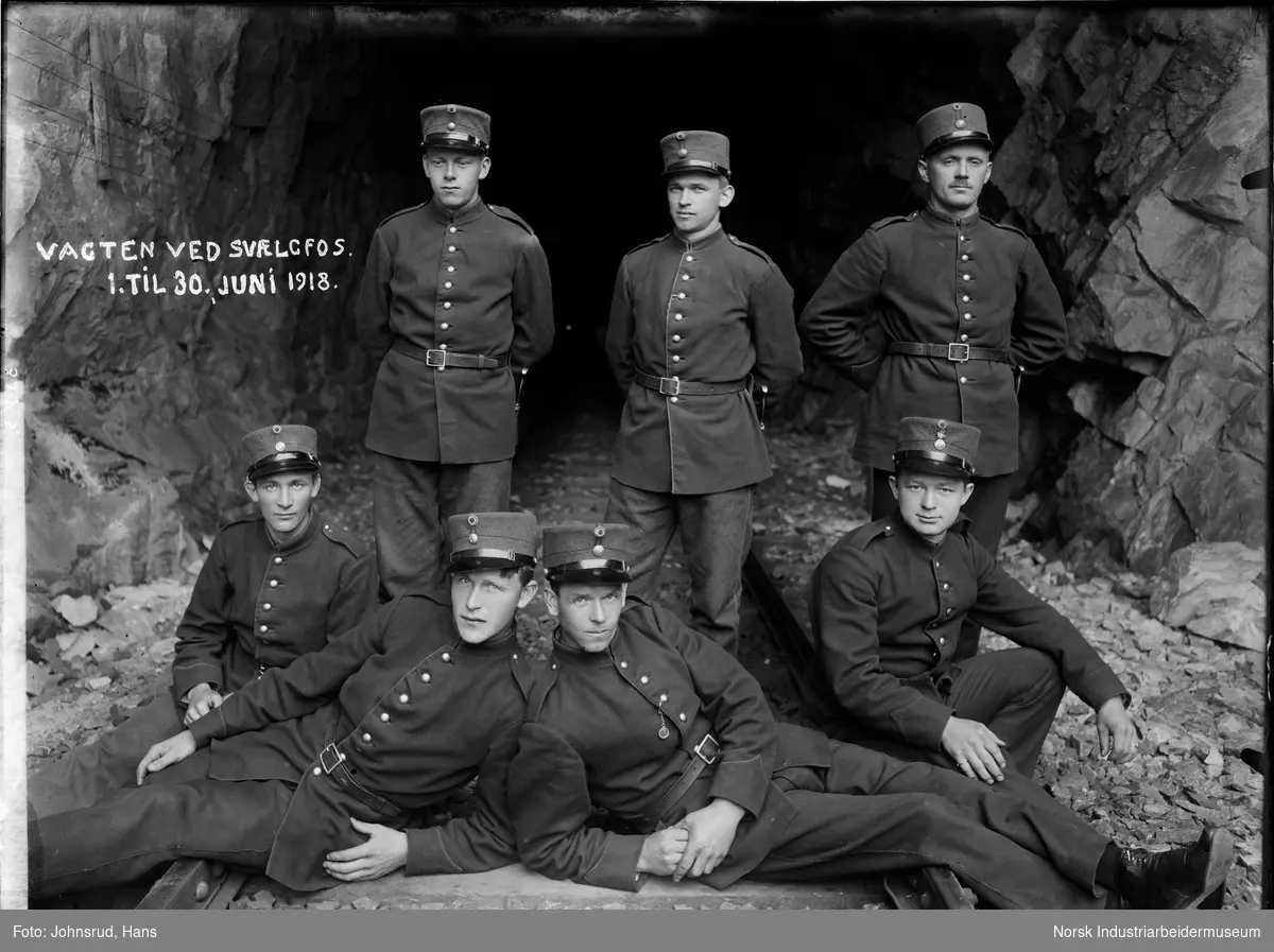 En gruppe soldater på en skinnegang i en tunnel. Tre av soldatene står bak og fire sitter foran. Gruppen tilhører vakten ved Svælgfoss