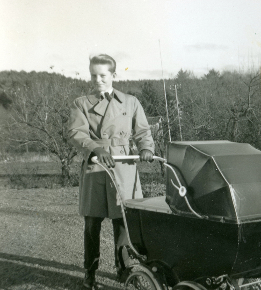 Hösten 1955 utanför Rothvalls hus på Streteredsvägen 31 i Kållered. Den stolta storebrodern "Uffen" (Ulf-Göran) Ekman kör barnvagnen med lille Manne liggandes i.