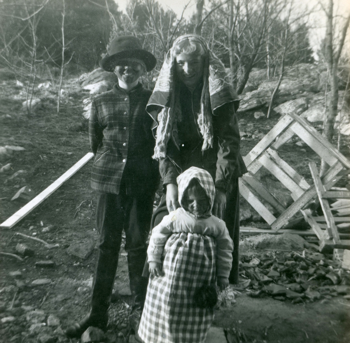 Manne Ekman (född 1955) firar påsk i Vommedal tillsammans med Margareta "Maggan" Skansing (född 1946) och Britt "Bittan" Svensson. Okänt årtal. Barnen står utomhus med träd i bakgrunden.