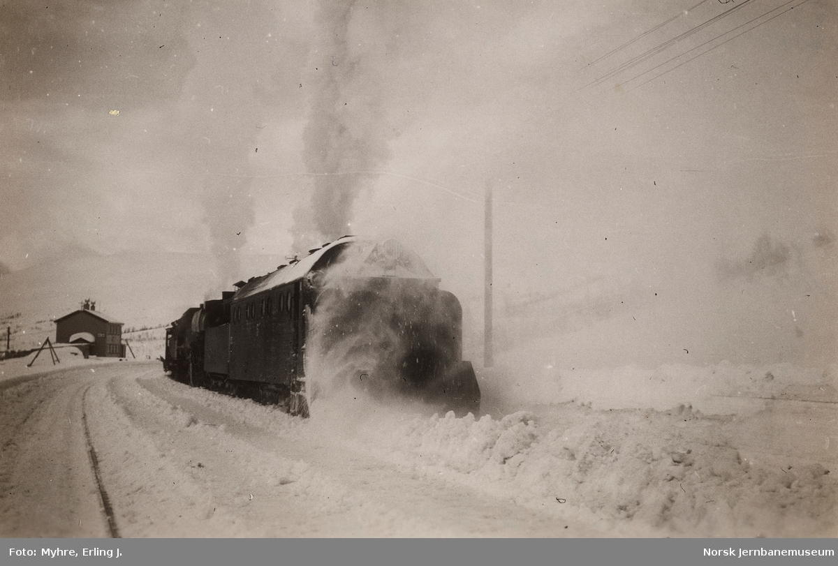 Dampdrevet roterende snøplog litra III nr. 5 og damplokomotiv type 63a på Bolna stasjon