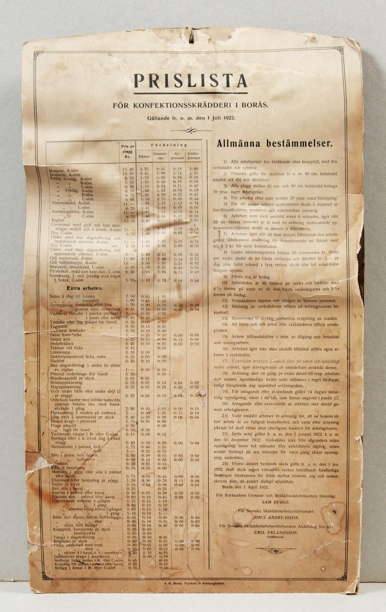 Prislista för konfektionsskrädderi i Borås. Rektangulär. Papper limmat på hård kartong. Med allmänna bestämmelser och gällande från och med 1 juli 1922. Fuktskador.

Funktion: Prisinformation