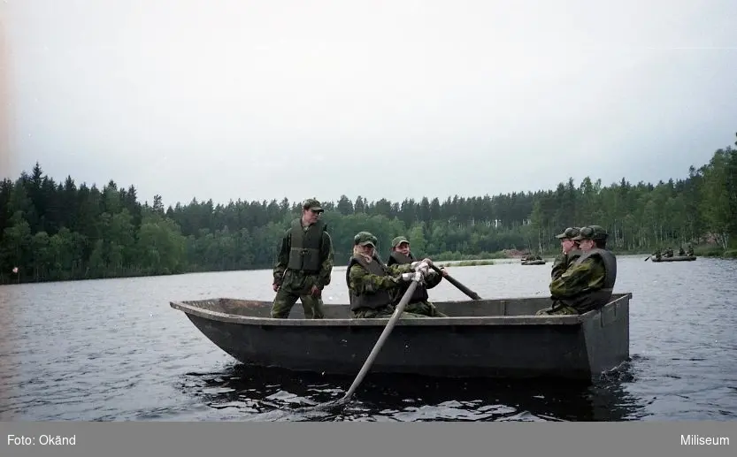 Praktikanter ror på båt under övning. Ing 2. Från vänster: David Hedberg, Anna Rydén, okänd, Ida Malm, okänd.