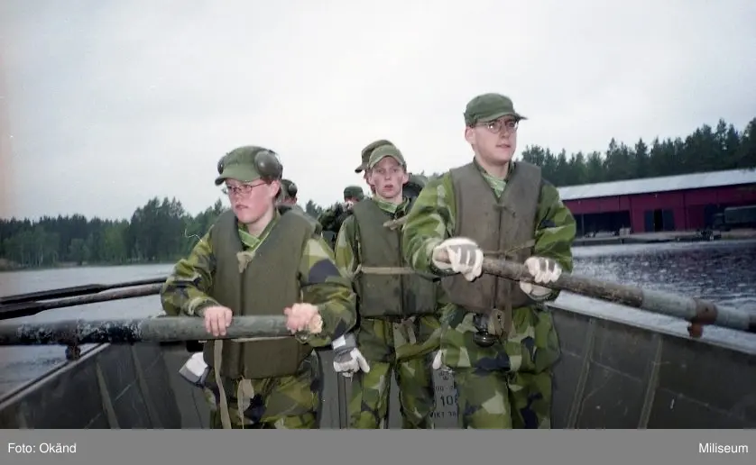 Praktikanter ror på båt under övning. Ing 2. Till vänster Ida Malm ...