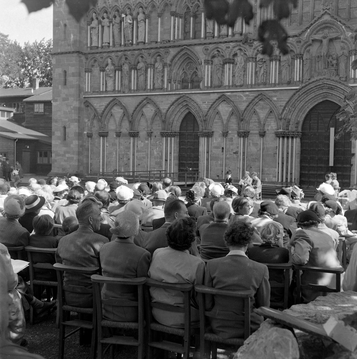 Kirkejubileet 1953. Presteprosesjon og samling på Vestfrontplassen
