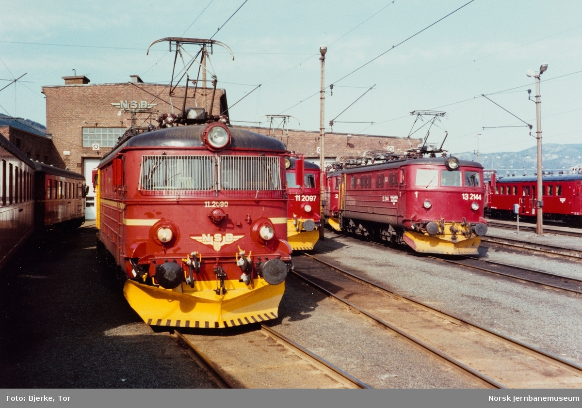 Elektriske lokomotiver ved lokomotivstallen på Sundland i Drammen, fra venstre El 11 2090, El 11 2097 og El 13 2144