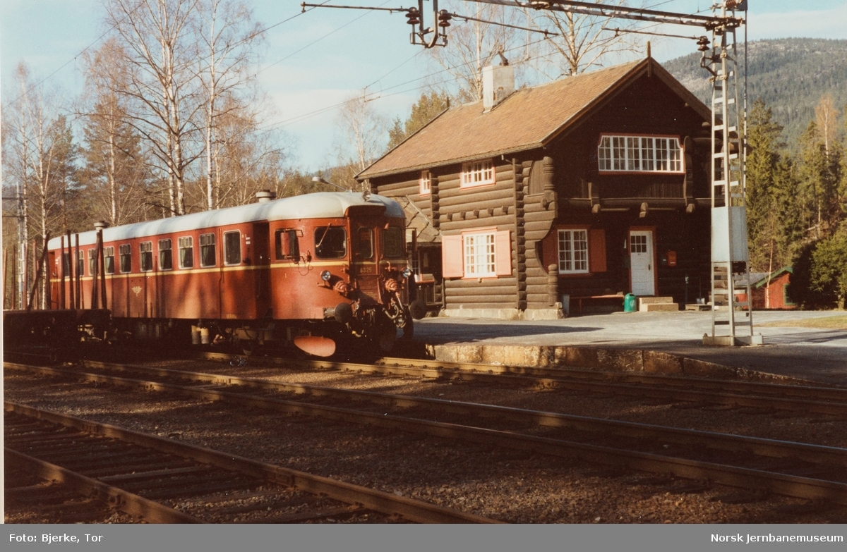 Dieselmotorvogn BM 86 25 med persontog på Tinnoset stasjon