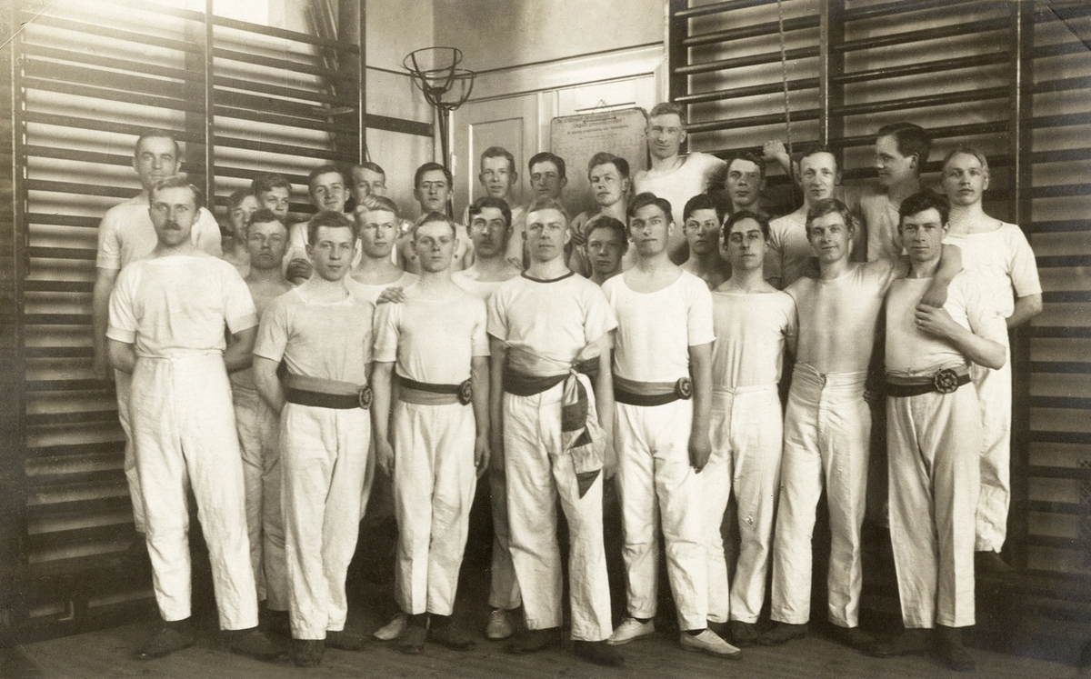 En grupp manliga gymnaster i gymnastiksalen på Ringsbergsskolan (?), Växjö. Ca 1914.