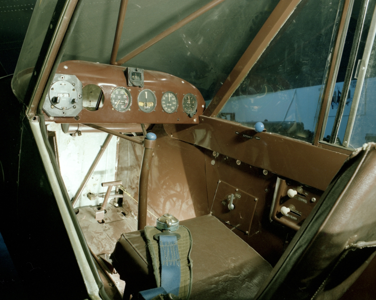 Cockpit Piper L-18C Super Cub.