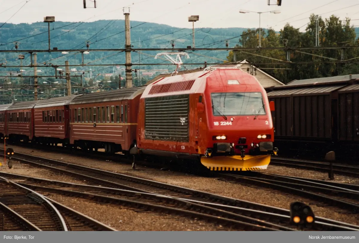 Elektrisk lokomotiv El 18 2244 prøvekjøres i dagtoget fra Oslo S til Bergen, tog 601, her på Hønefoss stasjon