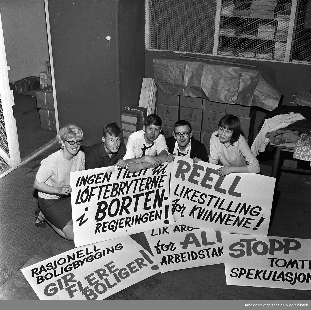 AUF forbereder paroler til 1. mai-demonstrasjonen. Fra v.: Tove Strand, Rune Gerhardsen, Rolf Lasse Lund, Nils Waag og Vigdis Knudsen. April 1967.