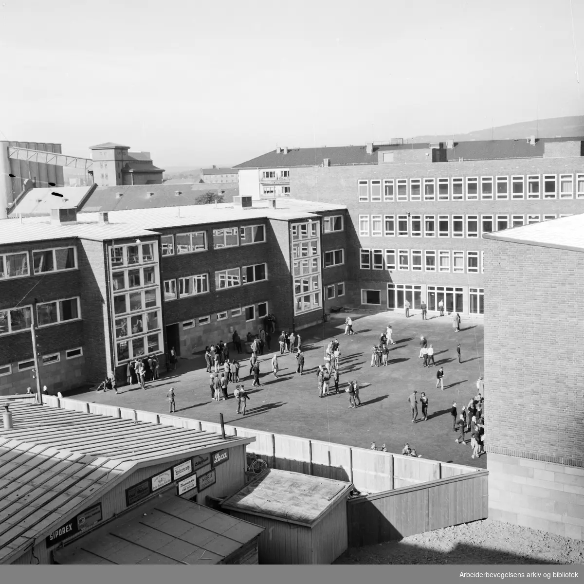 Sandaker linjedelte ungdomsskole åpnes. Skiftet navn til Nordpolen skole i 2011. August 1959
