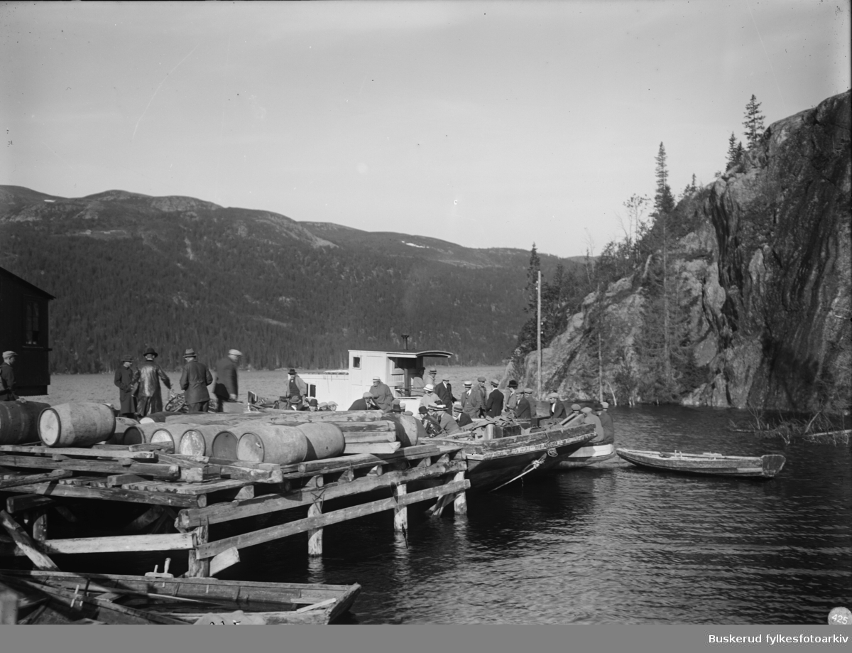 Brygga ved Øygardsoset, i nedre enden av Tunhovdfjorden.. Anlegget hadde tre motorbåter: Storbåten, Tuna og Høvding.Dette er antagelig "Storbåten" ifølge G.Torgersen og Leif Madsen. 1922
