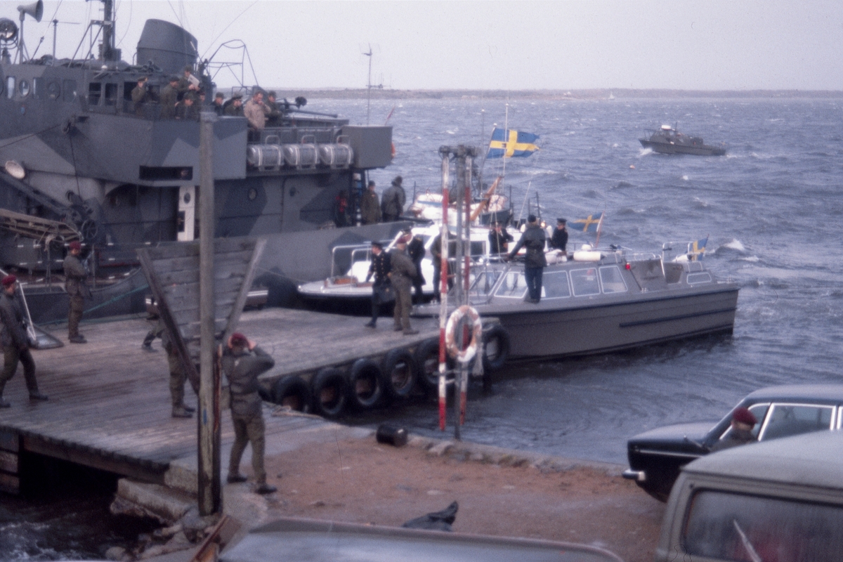 Bilden visar landstigningen av svenska och ryska sjöofficerare samt deras bevakning av svenska soldater.