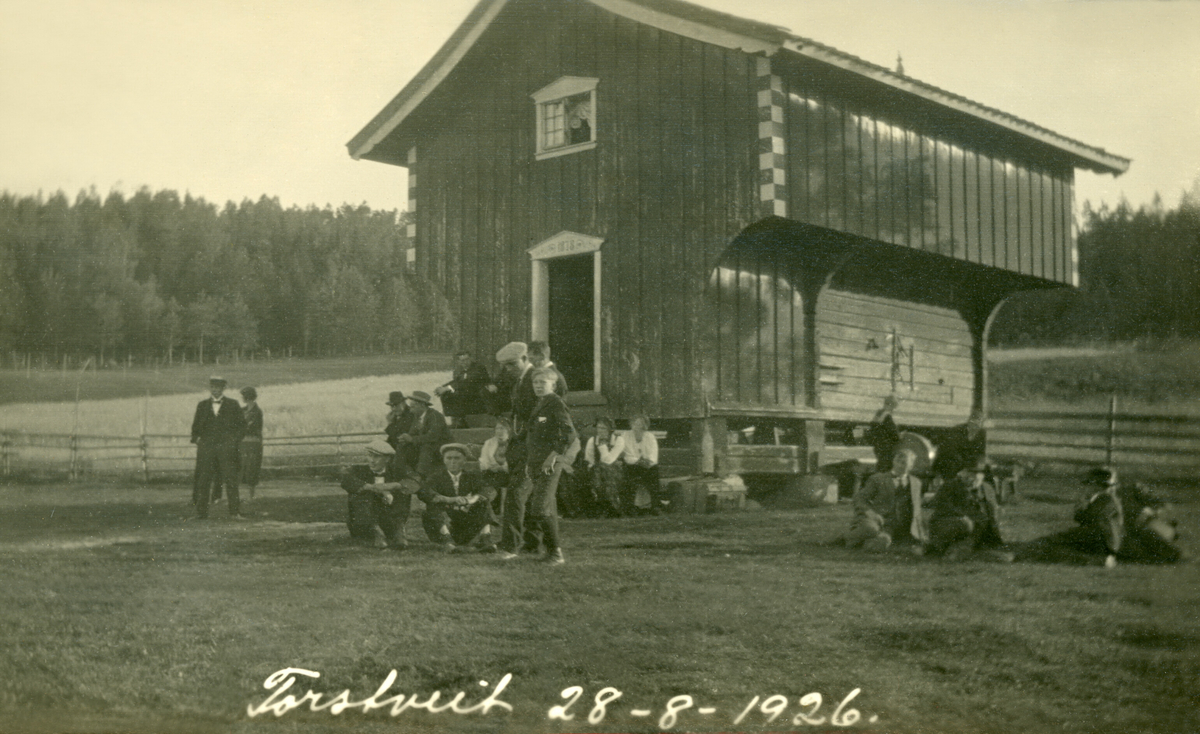 Folk utanfor stabburet på Torstveit under Gunhild og Georg Grosvold sitt bryllaup 28.8.1926