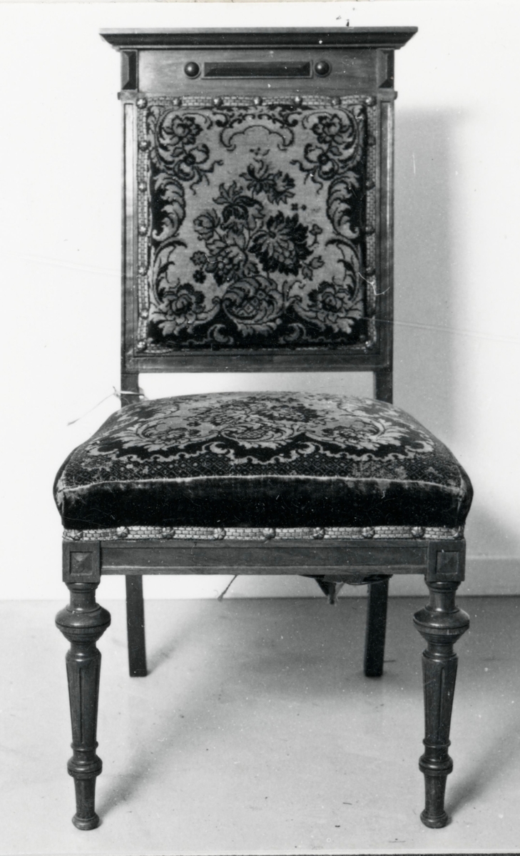 Stol från 1800-talets slut med profil svarvade framben, 4 sidiga bakben. Stoppad rygg och sits med träöverdel i krön.


Neg.nr: F62:3