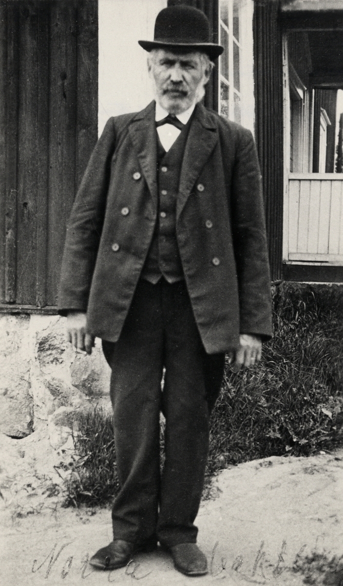 En skomakare, bosatt i Norra Vaktstugan på Gamla Norr i Växjö, poserar för fotografen, ca 1920.
