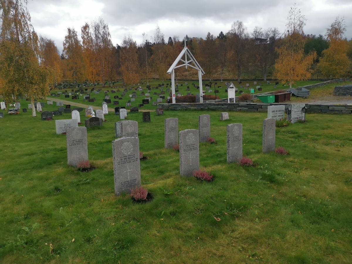 Åtte britiske falne fra krigshandlngene i 1940 er gravlagt på Hemnes kirkegård. Gravene er markert med inviduelle gravstøtter.