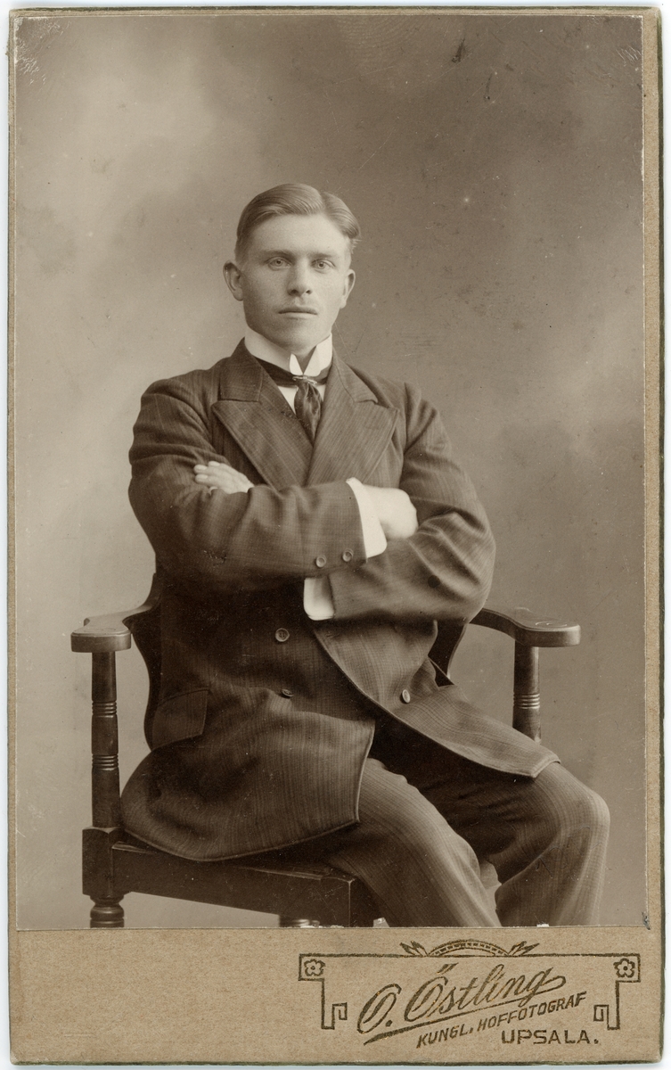 Kabinettsfotografi - man sitter i stol med armarna i kors, Uppsala 1912