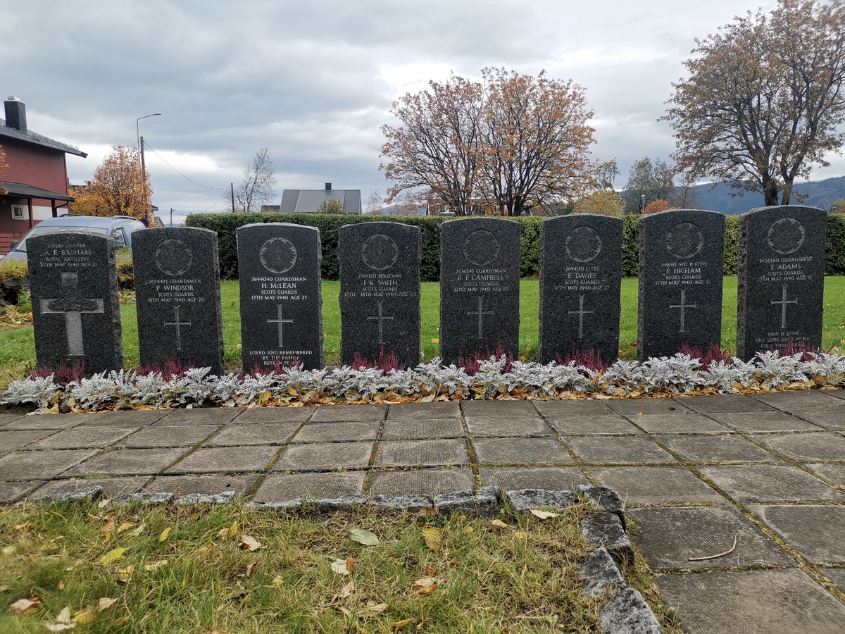 Britiske krigsgraver på Mo kirkegård, Mo i Rana. Åtte falne er gravlagt her.