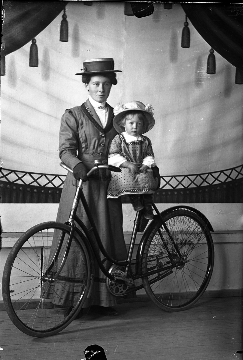 Portrett av kvinne og barn, sykkel