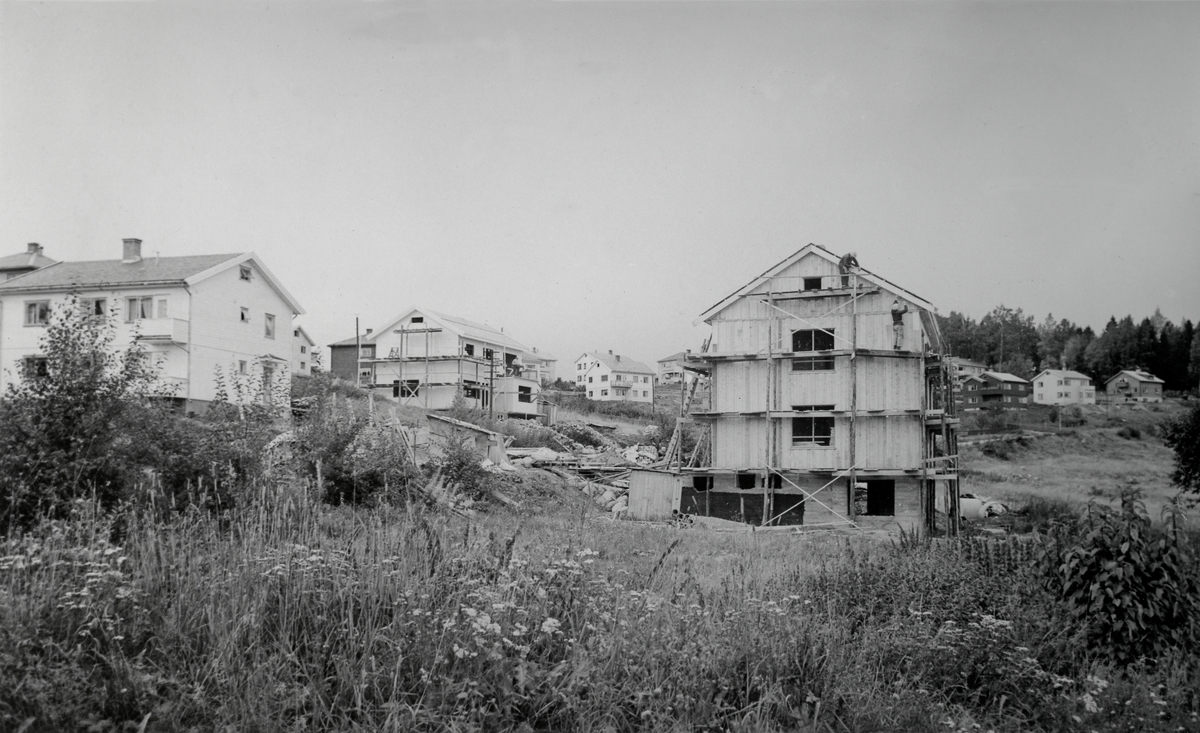 Harald Breiskallbakken bygger hus i Lundsgate på Tongjordet 1948
