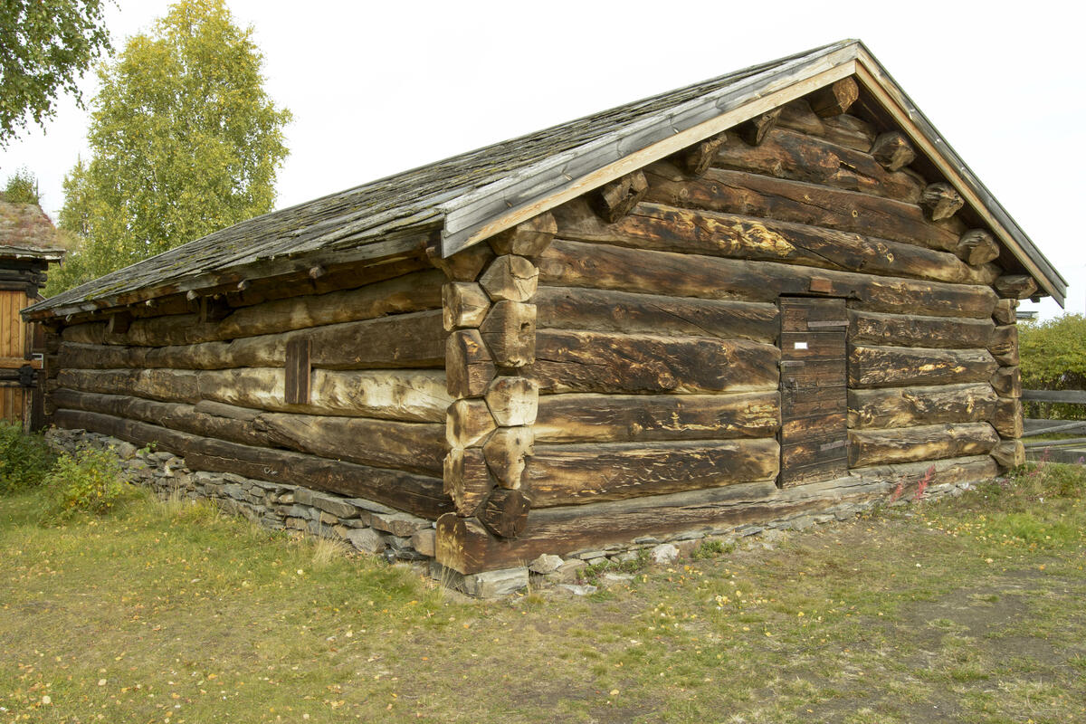 9 Fjøs fra Stten, datert 1760, grua (peisen) er ikke rekonstruert, hull i veggen var inntak av vann. På taket er det villskifer som ikke er særlig vanlig i Østerdalen. (Foto/Photo)