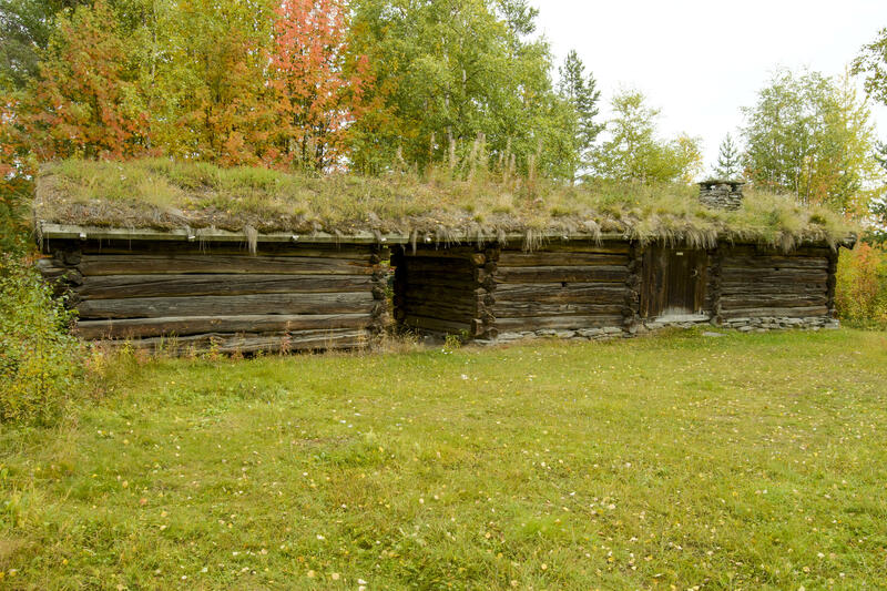 Seterstua kommer fra Aumlia og tilhørte gården Buhaugen. Stua er datert 1707 og har seterstue, skjæle, bu og løe under samme tak. I bua ble maten lagret. Den skulle vare hele vinteren og måtte beskyttes godt, derfor er det skåret inn et kors over døra.