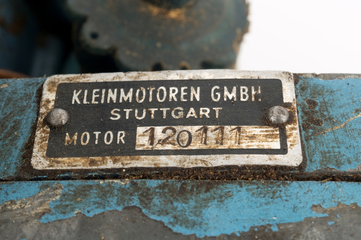 Motorsag av typen Solo 125 påmontert sverd, sagkjede (skovltannkjede) og barkstøtte. For registrator ser det ut til at denne sagas bensintank er montert under motoren med påfylling av bensin i framkant av motorkroppen og tilkobling til forgasseren i bakkant. Dekselene som omslutter sagkroppen er påført blå lakk som er delvis vekkslitt på enkelte partier. Gummipolstringen på fremre håndtaksbøyle er delvis oppsprukket. 
Saga er utstyrt med mebranforgasser og den har direktedrevet kjede. Membranforgasseren gjorde det enklere å endre sagas posisjon, for eksempel fra kappe- til fellestilling, uten at motoren ble kvalt, stoppet. Direktedrevet kjede vil si motorkraften oveføres direkte fra veivakselen til sagkjedet, drivhjulet for for sagkjedet sitter på veivakselen forbundet med en clutch/kløtsj, sentrifugalclutch. (Se boka Motorsaga, Oslo 1963).