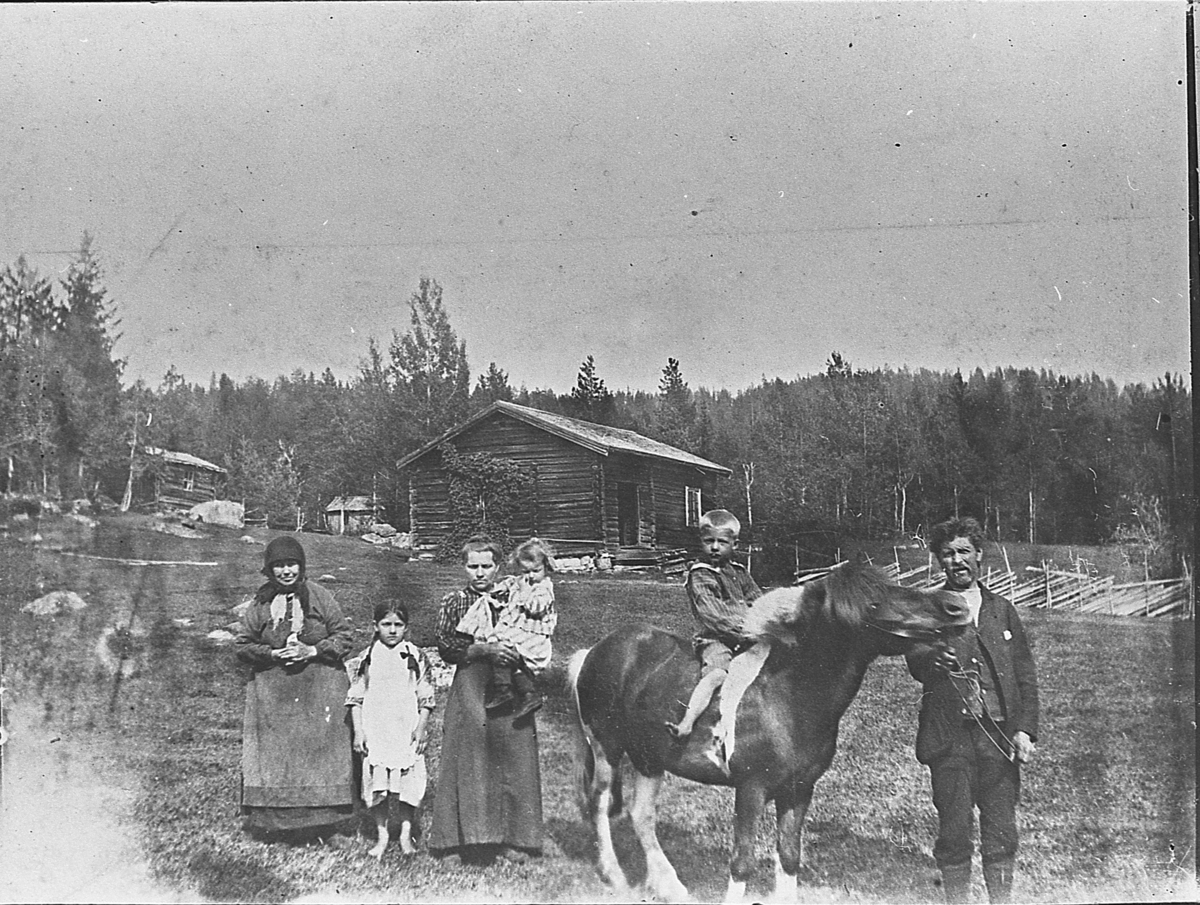 Familiebilde på Emmerud i Sigdal, 1920. 