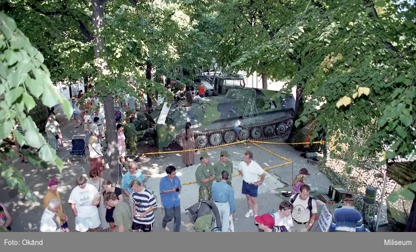 Försvarsmaktens dagar.

Armens ammunitionsröjning, förevisning och mässa.
Pröva på minsökning och brevid står pansarbandvagn 4020 (PBV 420 (MTLBu)).