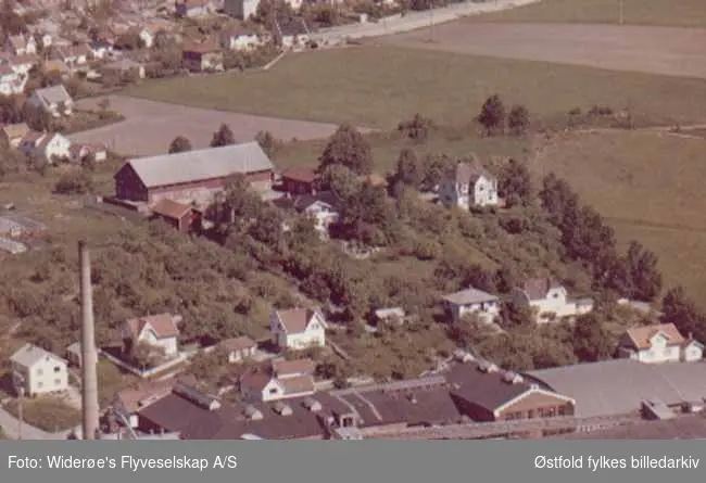 Flyfoto fra Yven i Tune. Yven  papirfabrikk, skimtes i forgrunnen.