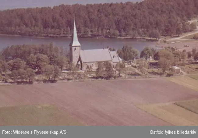 Flyfoto av Tune kirke.