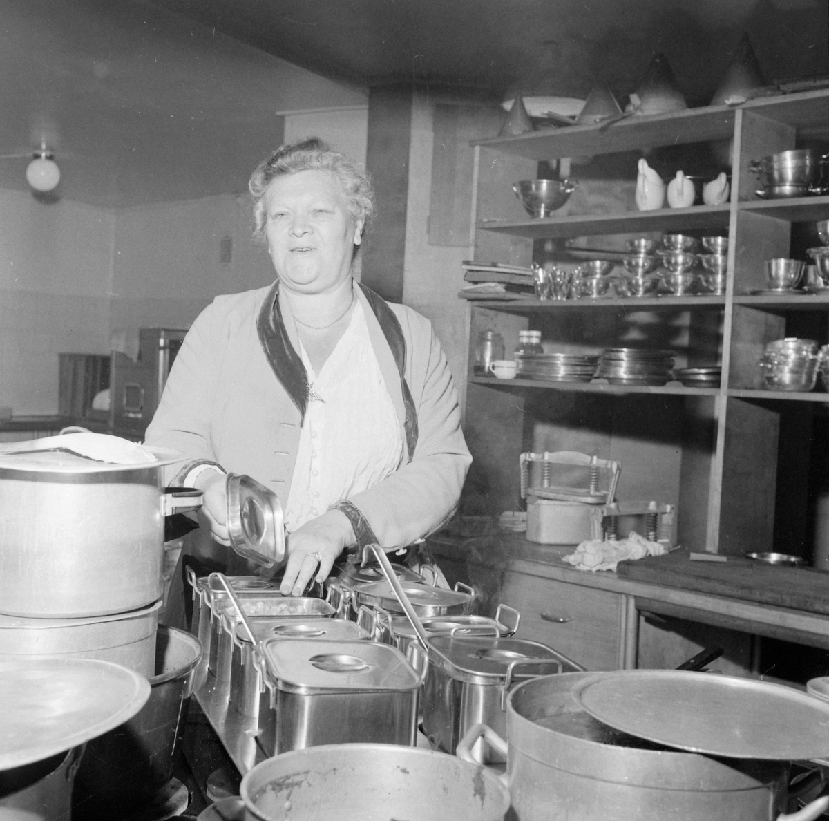 Hotelldirektør Petra Hallesen på kjøkkenet