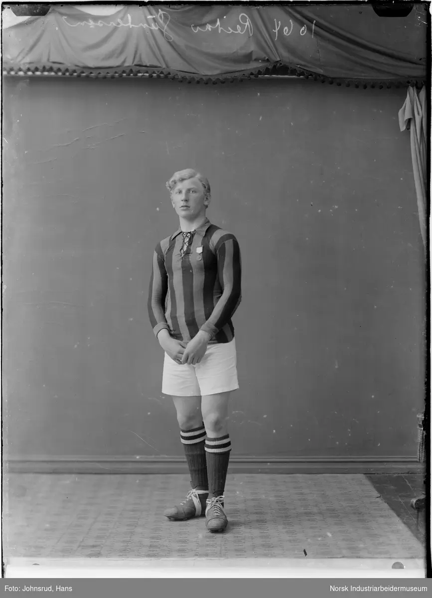 Portrett av stående mann i fotballdrakt