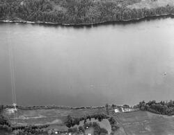 Flyfotografi som viser Glomma og landskapet langs elva på st