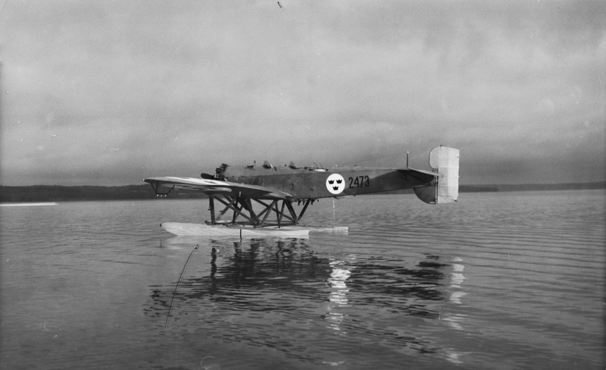 Flygplan S 5, Heinkel He 5 Hansa, nr 2473 med flottörer kör på vatten, ca 1927-1935. Eventuellt på sjön Roxen.