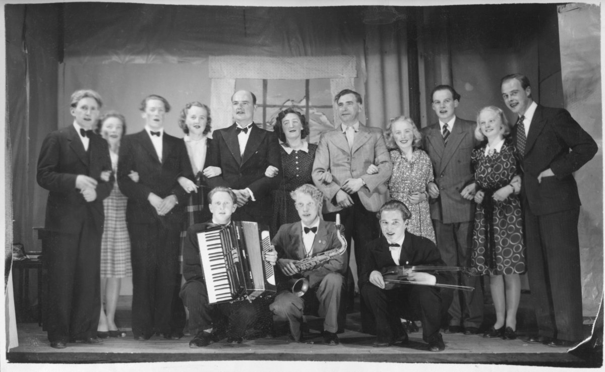Gruppeportrett av skuespillere og musikere på revyscene i Salangen.