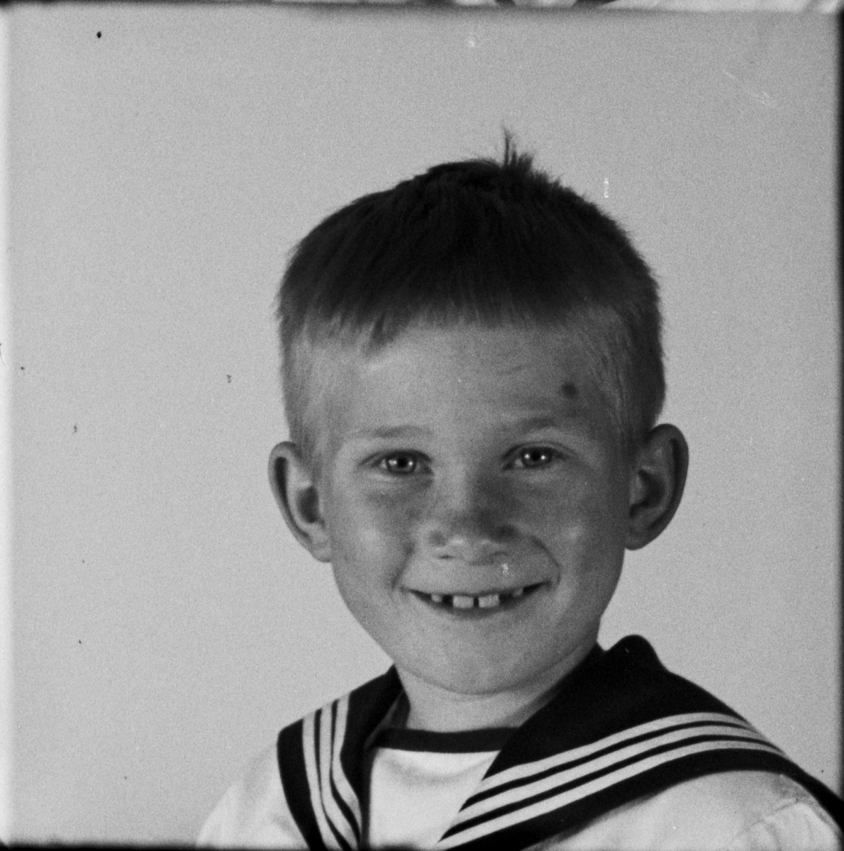 Ateljéporträtt - pojke, Östhammar, Uppland 1936