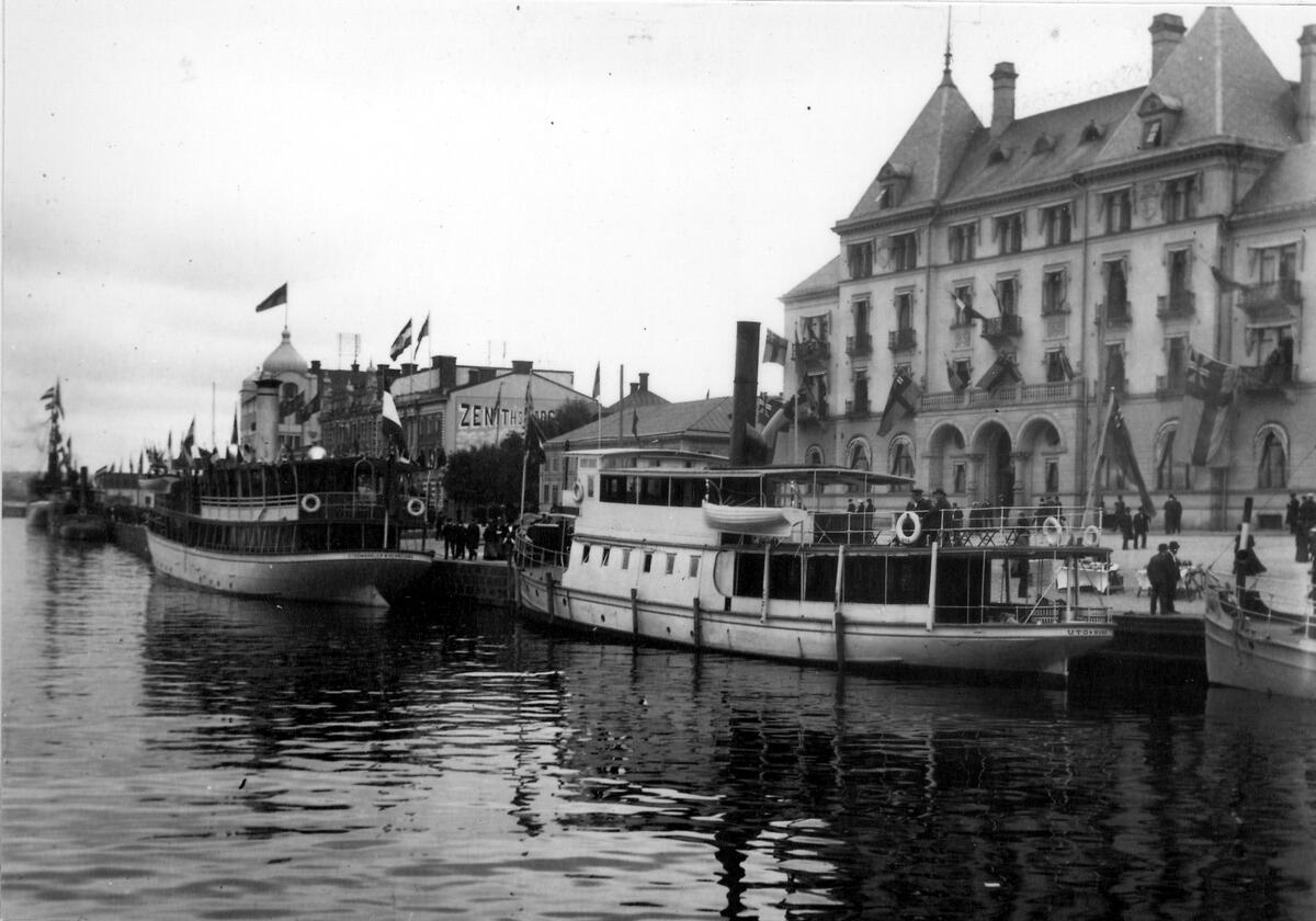 Konung Gustav V på besök i Härnösand. Från vänster syns S/S Strömkarlen och närmast S/S Utö som den hette vid denna tidpunkt. fartyget kallades from 1917 för Angur.