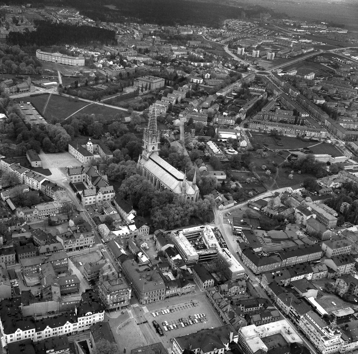 Flygbilder över centrala Linköping 1968. Domkyrkan, Stora torget ...
