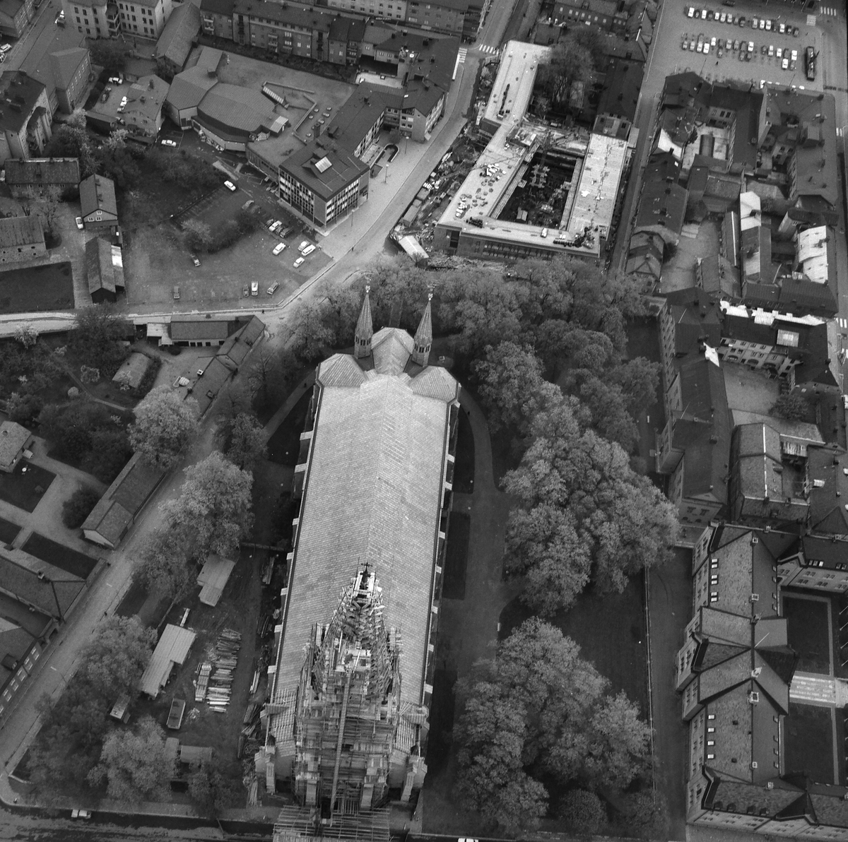 Flygbilder över centrala Linköping 1968. Domkyrkan, Stora torget ...