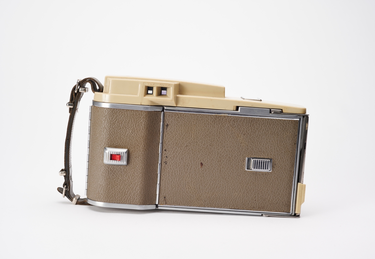 Model 800 er et instant kamera produsert av Polaroid fra 1957 til 1962. Foldekameraet er utstyrt med målsøker og mulighet for avtagbar blits.
Objektiv: 130 mm F8.8
Film: Type 40