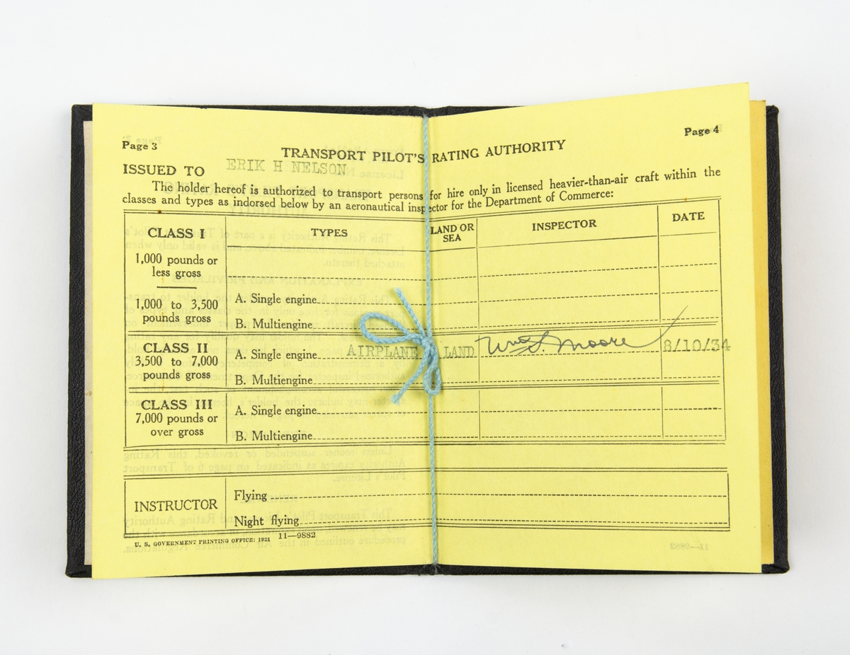 Flygcertifikat bunden i klotband. Transport pilots licens. Utfärdat 31 januari 1930. Text på pärmen av certifikatet: "PILOTS LICENSE UNITED STATES DEPARTMENT OF COMERCE AEROINAUTICS BRANCH.