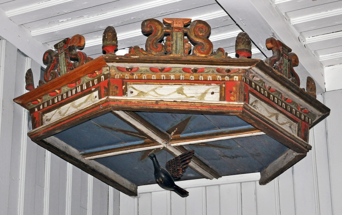 Fra protokollen (Hoels katalog):
Prækestolhimmel og due fra Næs kirke. Fra midten av det 17. aarh. med senere maling og forgylding.