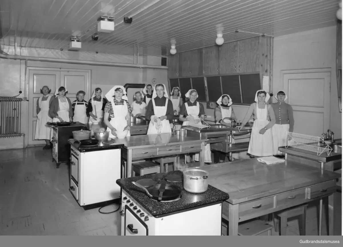 Framhaldsskolen Fåvang, Husstellsklasse 1957-58. Ringebu